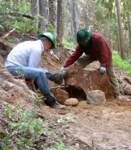 Two volunteers on the Deep Lake Volunteer Vacation remove a large rock from the middle of the PCT. Photo by Benjamin Pontecorvo.