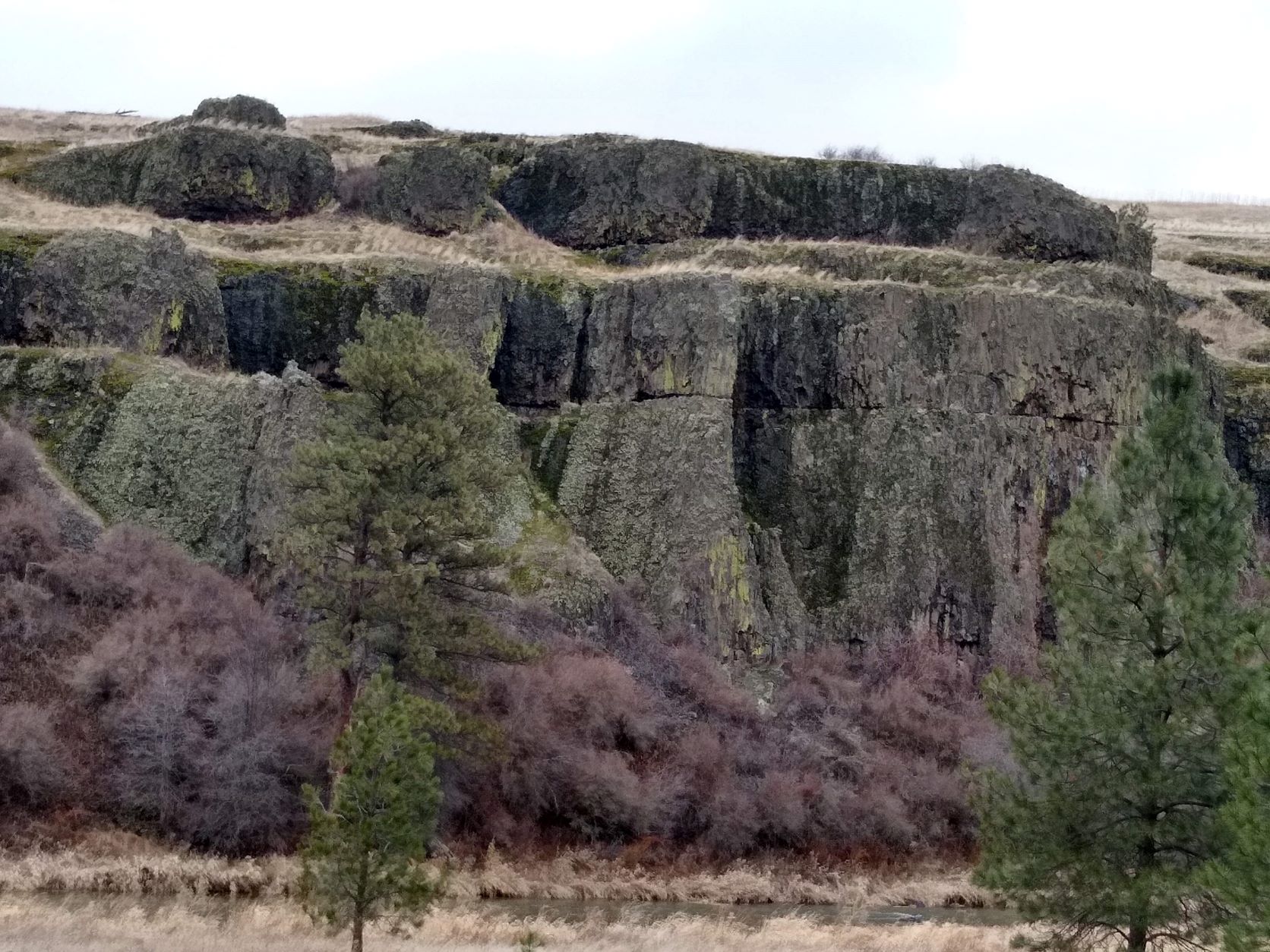 Basalt cliff outcroppings on the Colfax Trail. Photo by GER-IS.