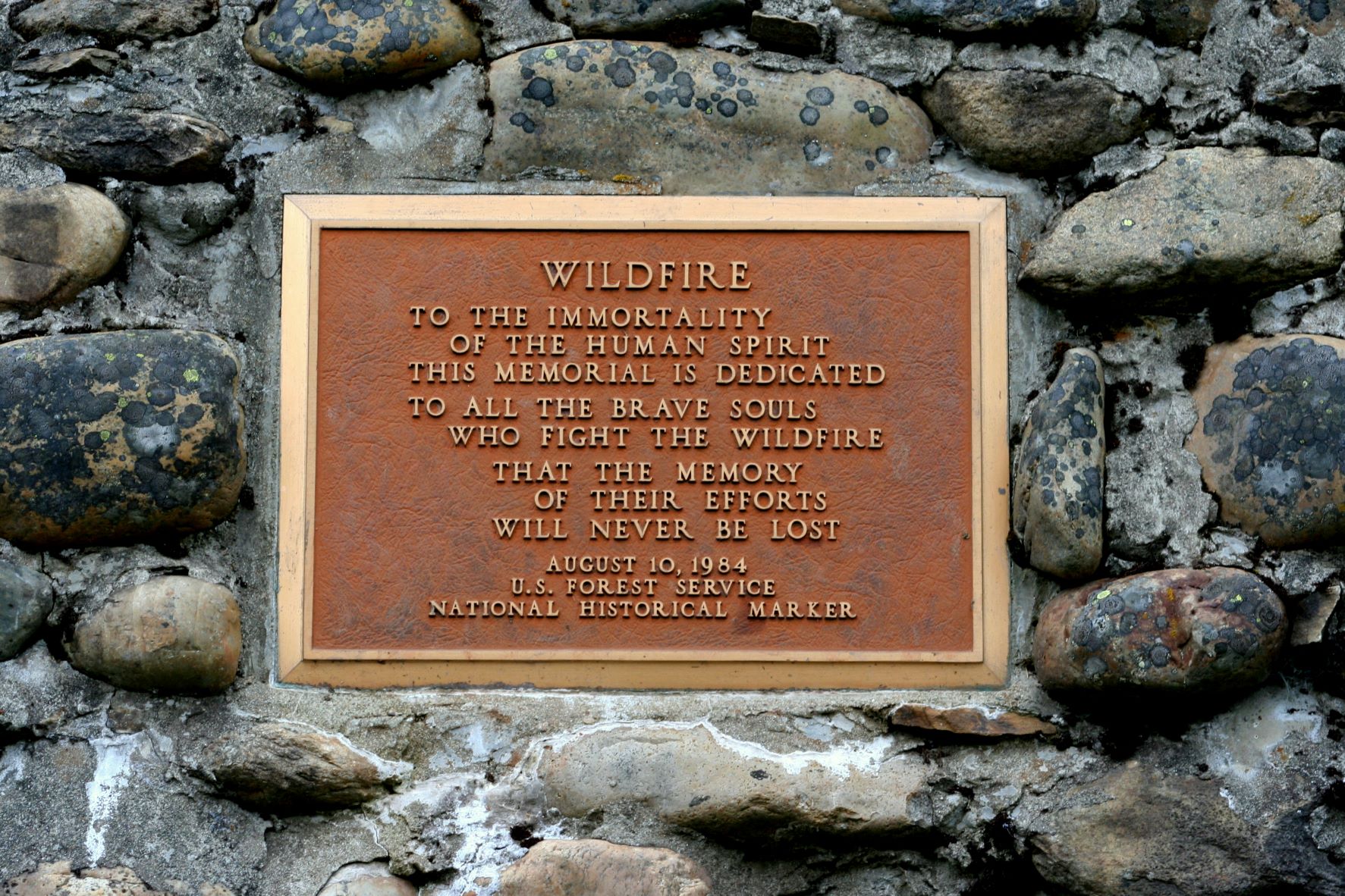 Placard in memoriam/memory of the firefighters who were lost in fighting wildfires on the Pulaski Tunnel Trail. Photo by ashleymarie93.