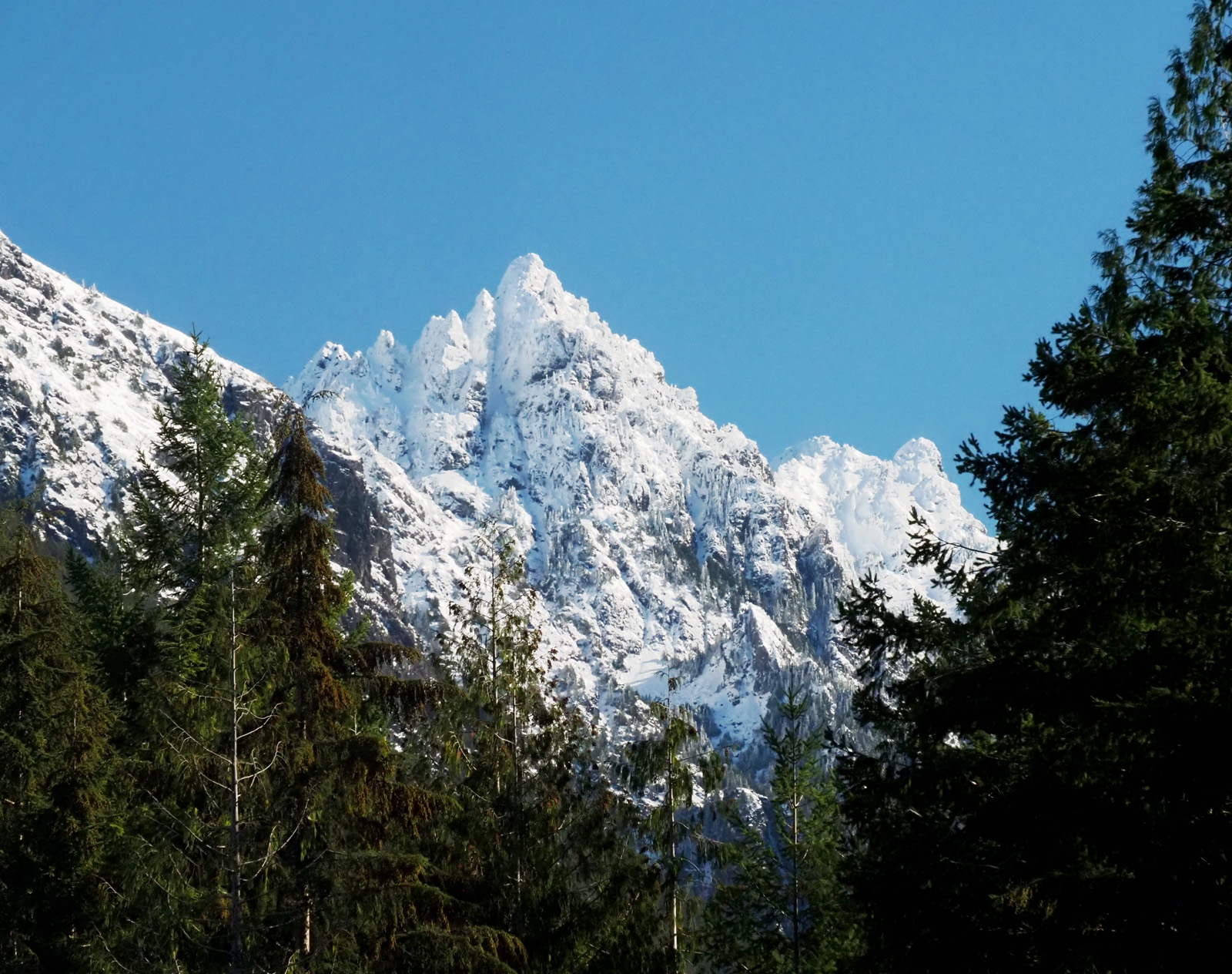 Views of snow-covered mountains to the east from Heybrook Lookout. Photo by thebrink.