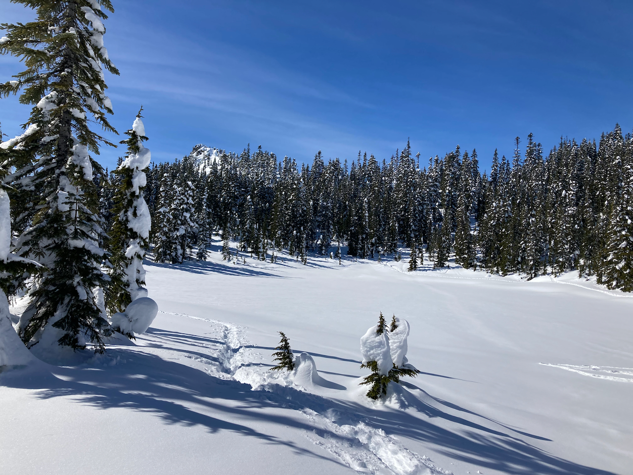 Skyline Lake covered in snow. Photo by Abam.