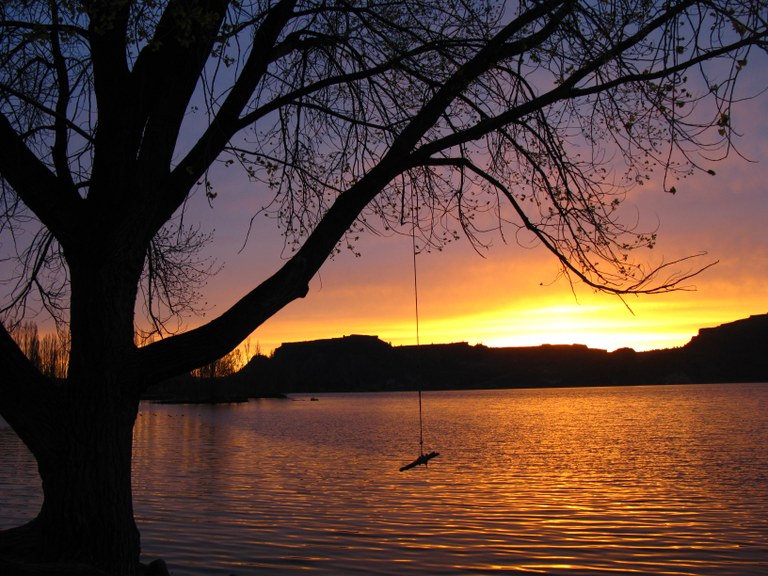 A colocful sunset beyond the water at Steamboat Rock.