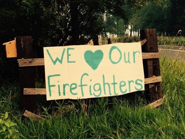 Glenwood thanking the hard-working firefighters. Photo by InciWeb.