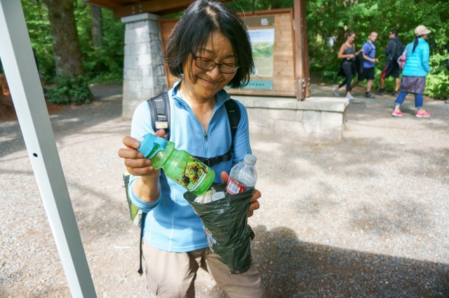 Volunteer Carol Miltimore picked up some trail trash at Rattlesnake Ledge before she joined us at the outreach table. Thanks for setting a great LNT example, Carol! Photo by Erik Haugen-Goodman.