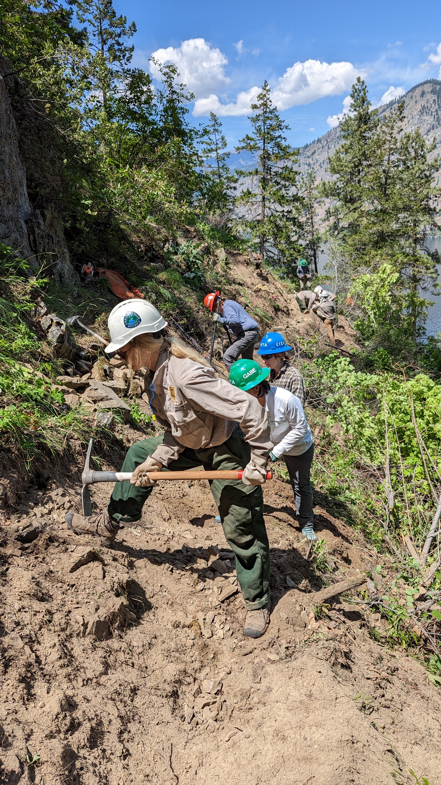 Forest Service staff on the Lake Chelan Lakeshore Trail works alongside WTA volunteer crew.