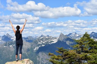 29 hiking resolution ideas to find joy in 2026!