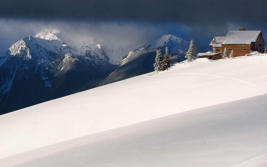 Hurricane Ridge visitor center building Jan 2011 NPS photo Dave Turner