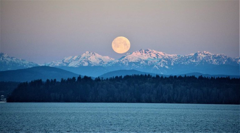Full moon over the Olympic Mountains. Photo by Arielle Zawadsky-Weist.