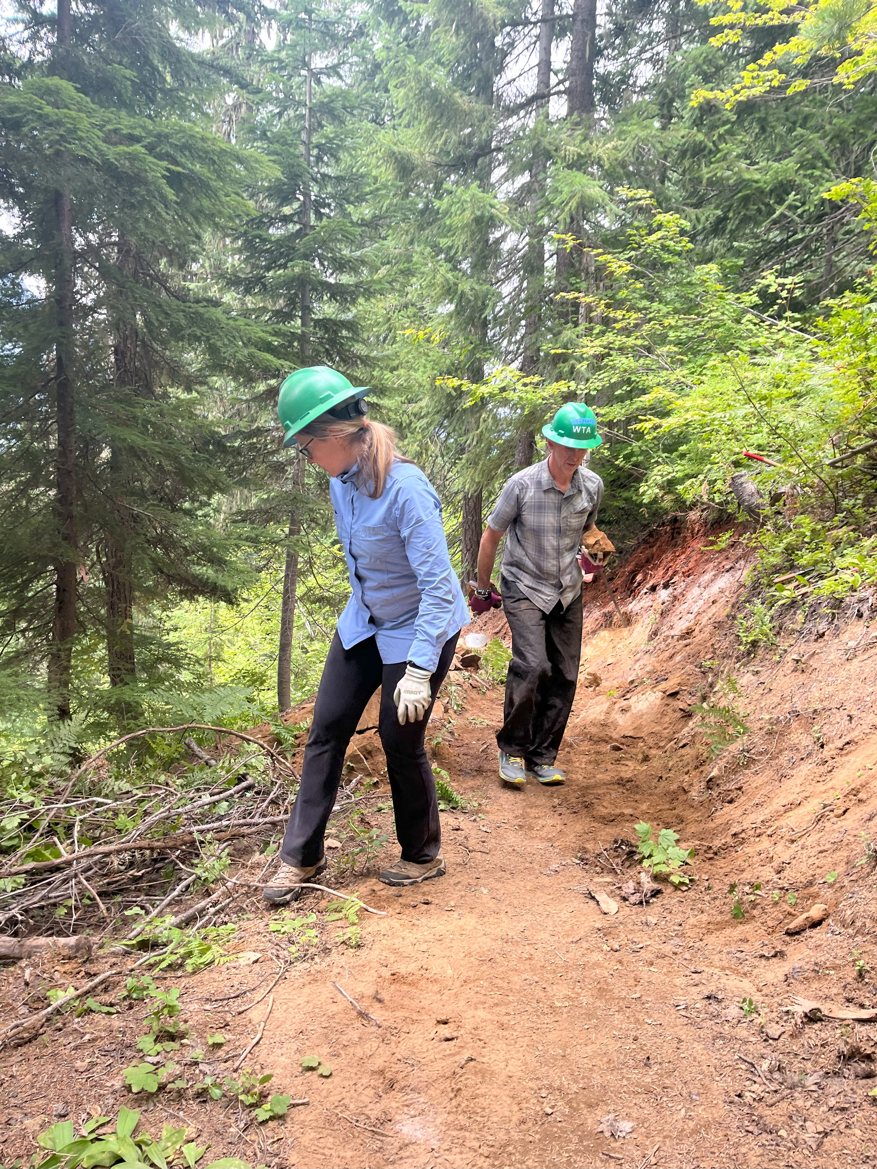 Staff from OR volunteer on Frog Mountain trail with WTA