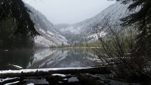 Talapus Lake in winter. Photo by PlusDavid.