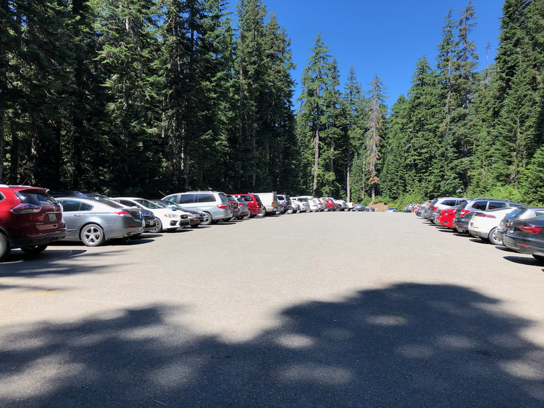 Trailhead parking. Photo by ngie.png