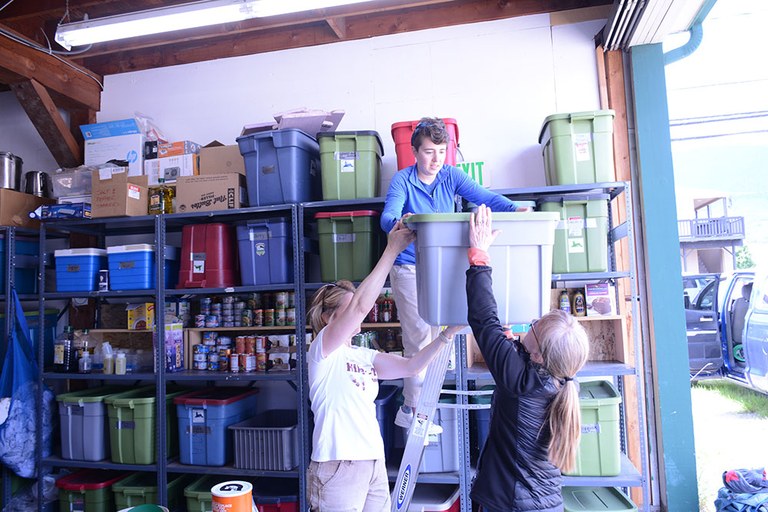 volunteers-at-packing-facility_anna-roth.jpg volunteers-at-packing-facility_anna-roth.jpg