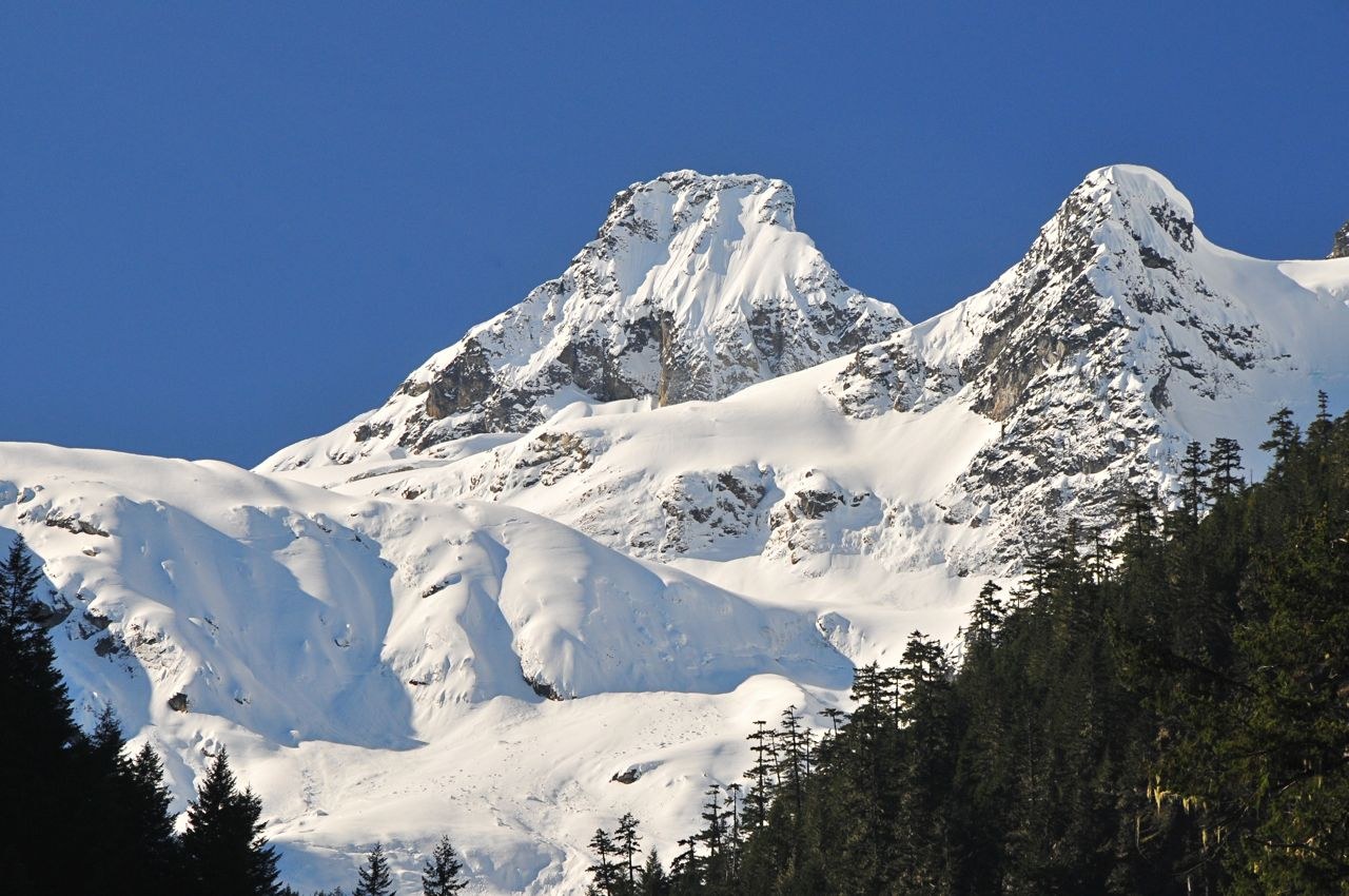 Peaks at first view point. We do not know the names of all the North Cascades Peaks so if anyone can name these, we would appreciate knowing! Thanks! :)!