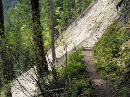 The precarious landslide about 2/3 of the way up the trail (photo by Riri).