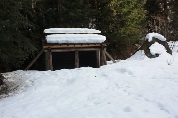 The trail head shelter. Less snow then the last trip up