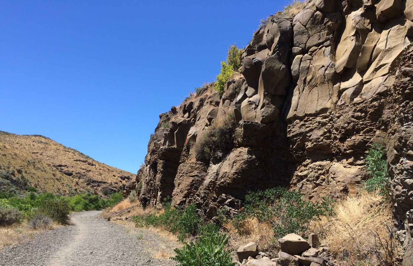 Cowiche Canyon geology: basalt on one side, andesite on the other (lolohikes photo)